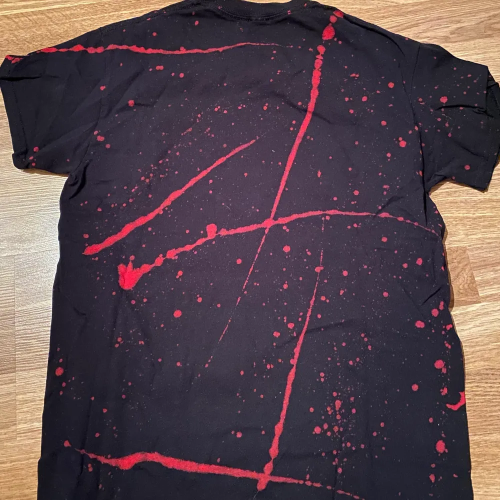 The Chainsmokers tshirt i storlek S. Officiell merchandise köpt på deras egna butik för lite över ett år sen. Har blivit använd väldigt fåtal gånger så som ny. Köpte den för 40$ vilket motsvarar närmre 400kr. T-shirts.