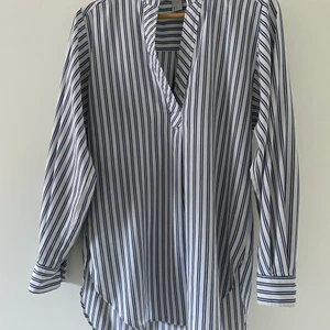 HM blus strl 34 - En blå/vit blus i storlek 34 har använt den 1 gång, ny och i bra skick. 