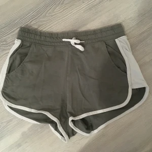Mjuka shorts - Jag säljer då mina gröna shorts då jag växt ur dom som de flesta andra kläder jag säljer. Plasten på ena snöret är borta men inget man tänker på och inget som gör att de inte kan användas. De säljs för 40kr +frakt. I storlek 146.