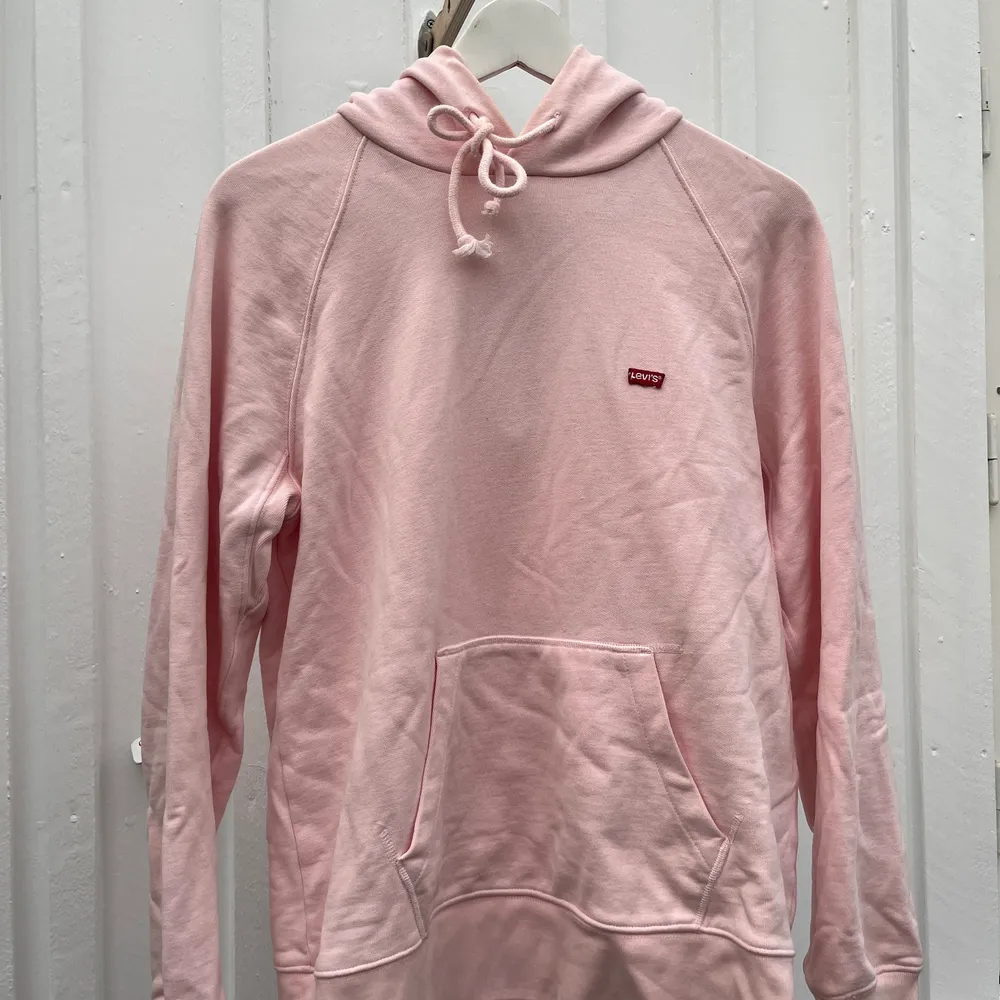 Jättesöt ljusrosa levis hoodie i fint skick. Säljs då den inte används längre. Hoodien är i XS men den är lite oversized. Köparen står för frakten, 59kr. Tröjor & Koftor.