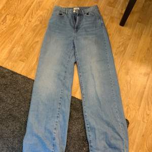 Säljer mina jeans från Lindex för har för många jeans. Dom är wild jeans. Storlek 34 passar mig med 36 också och köpa för 400kr.💓