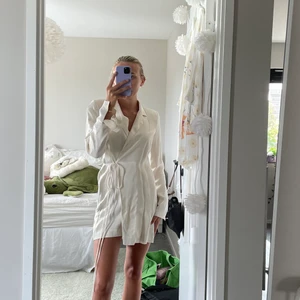 Zara omlottklänning - Jätte fin omlottklänning i stl S. Aldrig använd då jag ej har hittat tillfälle för den riktigt, lappen sitter kvar. Den har vaddering i axlarna. Den behöver bara en omgång med strykjärnet så är den redo att bäras! 