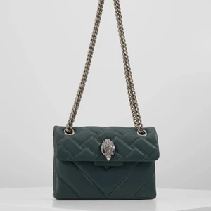 Mini Kurt geiger väska grön - Säljer min väldigt fina och populära gröna Kurt geiger väska! Ganska använd men är i rätt bra skick ändå. Köpt för ca 1945 kr! Den är även helt slutsåld, dustbag ingår! ❤️