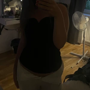 topp - Säljer en av mina snygga toppar utan band, det är en bygel högre upp på den så det blir en fin siluette. Aldrig kommit till användning säljer den för 150kr plus 50kr frakt💙❣️