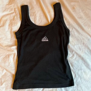 Linne adidas - Köpt second hand. Kommer inte till användning. Jättebra basplagg. 