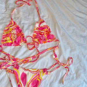 Bikini - Från shein. Knappt använd. Framhäver brännan såå fint. Kan knytas lite hur man vill. Säljer pga för många bikinis 