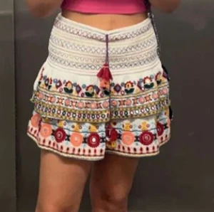 Slutsåld kjol - Denna jätte trendiga slutsålda kjolen från zara! Storlek xs-s köpt för 399 säljer för 300 för aldrig använd bara 1 gång