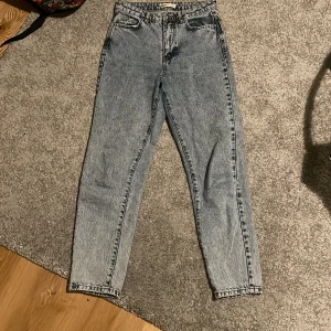 Skulle görna vella ha dom hära i en annan färg från gina trico förlåt för stavning  - Jättesköna jeans sitter bra i midjan bra fickor är dog lite små fickor och fin färg❤️