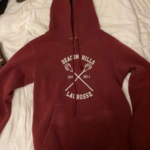 Säljer denna hoodie med tryck av beacon hills lacrosse team från teen wolf!! köptes på plick för några år sedan för 400kr. säljer pga att jag inte är ett så stort fan av teen wolf längre.  ganska liten i storleken❤️