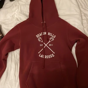 Teen Wolf hoodie - Säljer denna hoodie med tryck av beacon hills lacrosse team från teen wolf!! köptes på plick för några år sedan för 400kr. säljer pga att jag inte är ett så stort fan av teen wolf längre.  ganska liten i storleken❤️