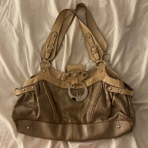 Guess väska ! - Super snygg guess väska som rymmer massa!! Beiga detaljer på utanpå och blå på insidan! 