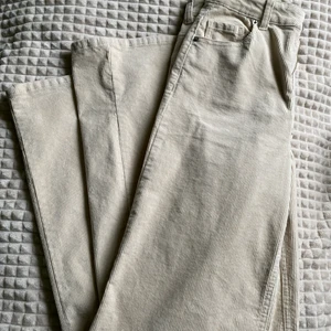 Sammet jeans i beige  - Jätte snygga jeans som är väldigt snygga när man använder dom rätt , dom sitter bra och är endast testade då de inte kommit till användning 💞