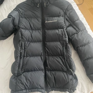 Äkta peak performance - Säljer min äkta peak performance jacka i storlek xs. I väldigt bra skick, inga skador rökfritt hem