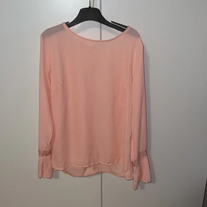 Aprikos blus - Superfin aprikos blus som passar till mycket! Armarna är långa och änden är delad och avgränsad med ett band. Liten öppning i ryggen som knäpps med knapp.   Kan skickas via post eller mötas upp.