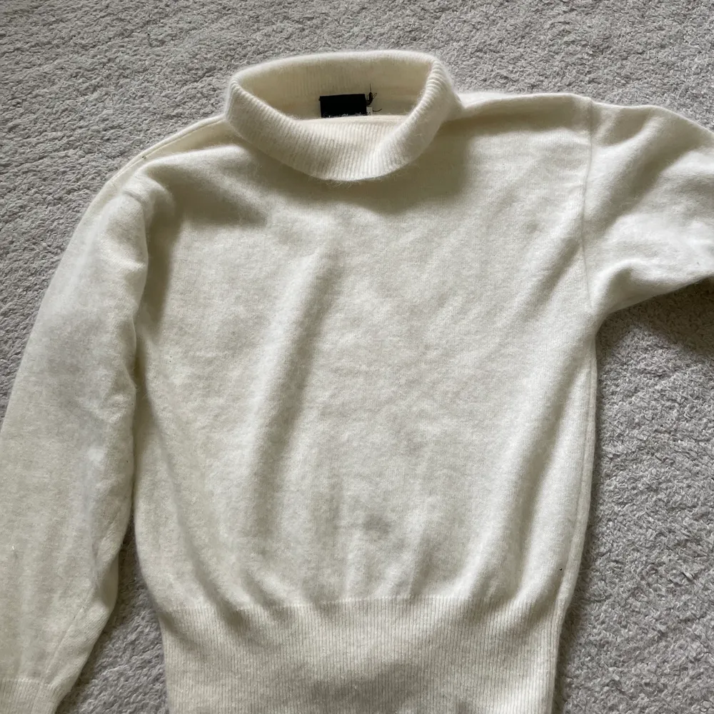 En supermjuk stickad polo tröja från Jean Claude💗 nyskick, köptes för 220kr. Stickat.