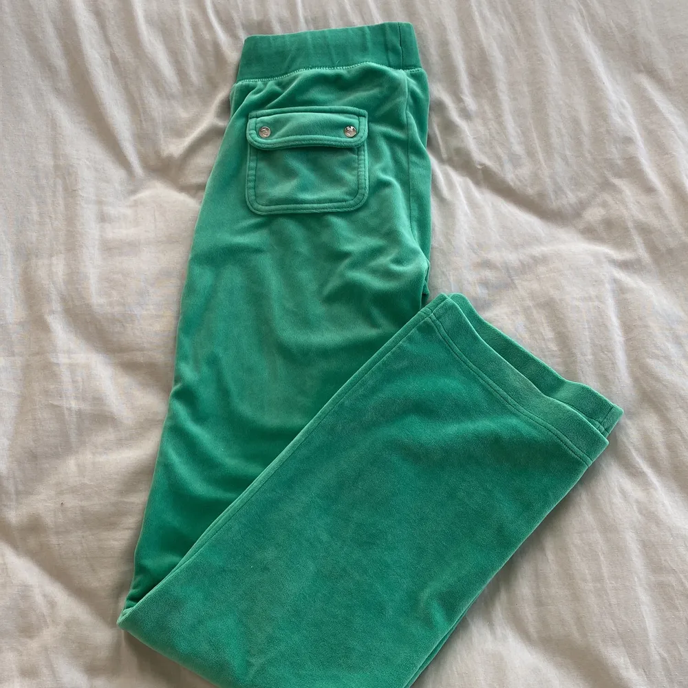 bra längd på byxorna för mig som är 165+ jag har knappt använt denna men den är väldigt skön o bekväm att ha. Orginal pris är 1000kr färg: Gumdrop Green. Övrigt.
