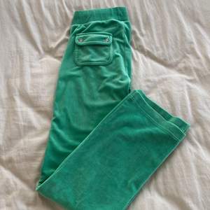 bra längd på byxorna för mig som är 165+ jag har knappt använt denna men den är väldigt skön o bekväm att ha. Orginal pris är 1000kr färg: Gumdrop Green