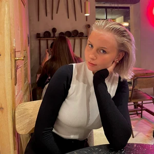 Vit topp - Vit topp med en liten krage, passar perfekt att ha över en långärmad tröja:)