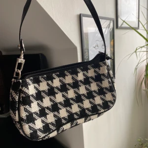 Mini bag  - Söt svart vit liten handväska:)