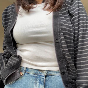 Jc randig kofta - En svart och grå randig kofta från jc med knappar.