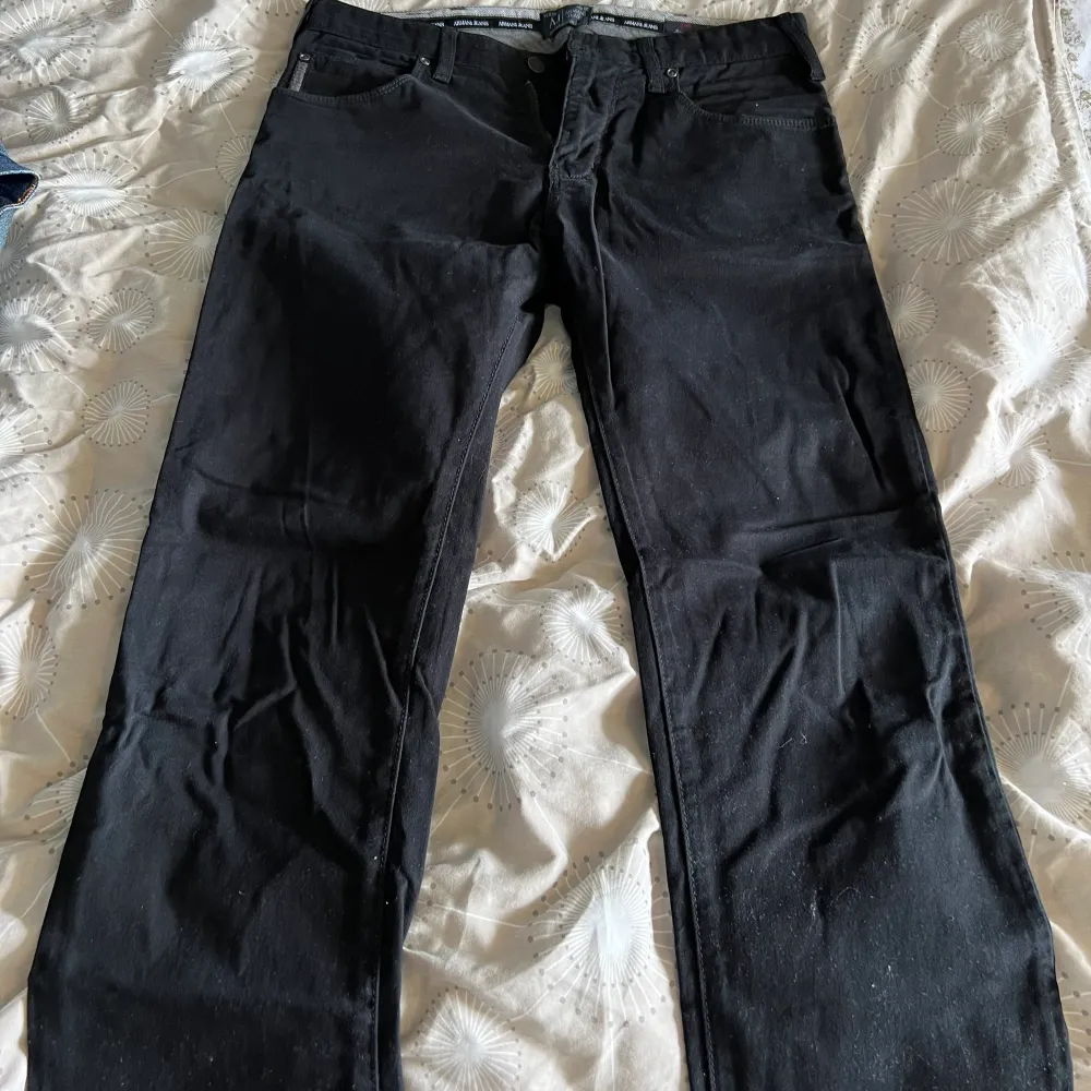 Armani jeans svarta. Logga baksida. Väldigt skönt och mjukt å stretch material. Det står 30/34 i storlek men dom känns mer som 32 i längd tyckte jag iaf. Jeans & Byxor.
