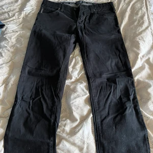 Armani - Armani jeans svarta. Logga baksida. Väldigt skönt och mjukt å stretch material. Det står 30/34 i storlek men dom känns mer som 32 i längd tyckte jag iaf