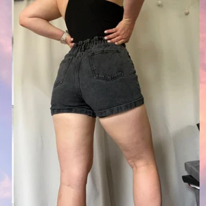 Jeansshorts - Jeansshorts med resor i midjan. Inköpta på Jay Jays i Australien, motsvarande Carlings i Sverige. Rymliga i bra material! Strl: 38-40. OBS! Cirkapris på frakten, kostnad kan tillkomma. 