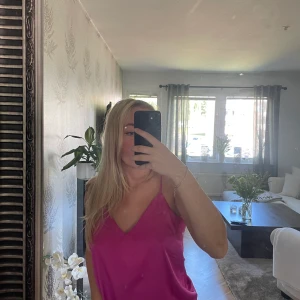 Linne från NA-KD - En supersnyggt linne från NA-KD i silkesmaterial. Har inte kommit till användning så därför vill jag sälja den. 😊 Köparen står för frakt 🌸