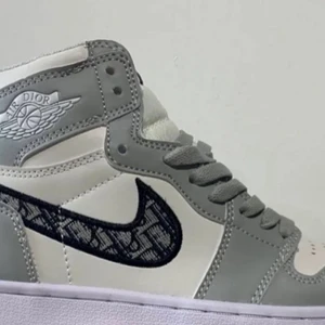 Önskar köpa Jordans strl 38 - Önskar köpa Jordans enligt bild i strl 38