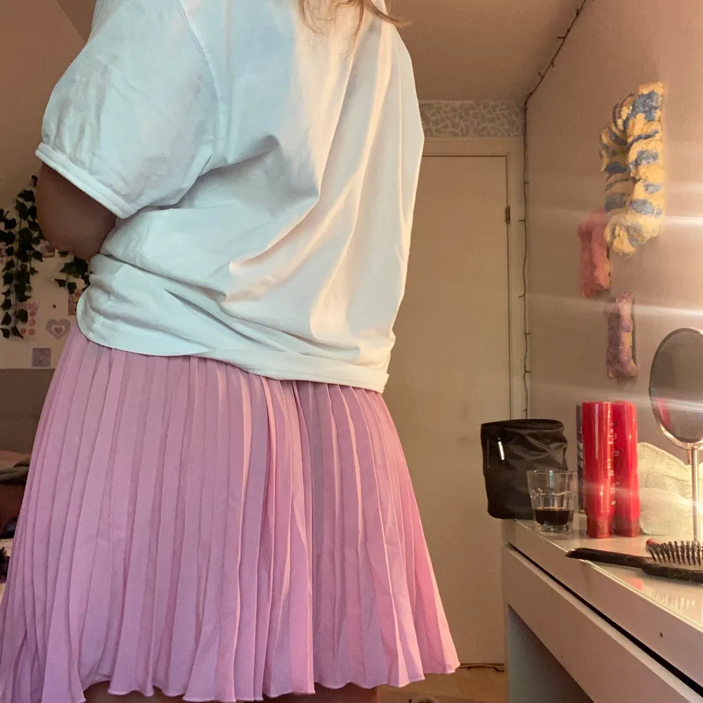Så fin rosa färg och väldigt skönt kjol. Den är högmidjad men du kan såklart bestämma om du vill ha lågmidjade oxå. Nästan helt oanvänd, bara använd få tillfällen!💕. Kjolar.