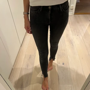 All Saints jeans - Jeans från All saints som är superbekväma i storlek 26 men passar 25 med!🖤 De är mörkgråa! Nypris 1400 kr, köpa på NK!🖤 minihål längst ner, skickar bild vid behov!