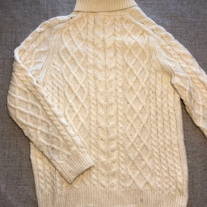 Stickad super fin tröja från zara! - Stickad fin vit tröja med turtelneck med fint mönster från zara!💕70kr+frakt! (Använder inte köp nu💋) 