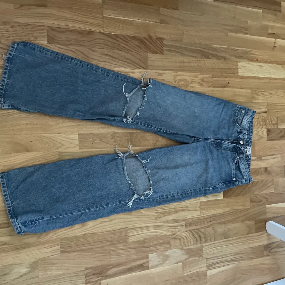 En par blåa jeans från lager 157 i storlekn Xs men brukar ha S och dom passar bra 150kr +  frakt som kan delas på. Jeans & Byxor.