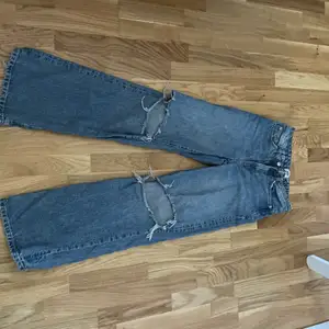 En par blåa jeans från lager 157 i storlekn Xs men brukar ha S och dom passar bra 150kr +  frakt som kan delas på