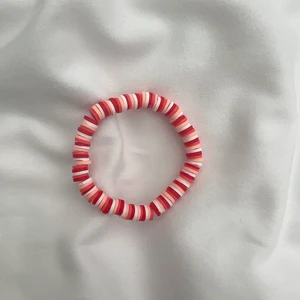 Pärlarmband  - Somrigt pärlarmband🌸 Går att få i andra färger och kombinationer. Så hör av er om ni har något önskemål. TRYCK INTE PÅ KÖP DIREKT. Om ni är intresserade av att köpa så kontakta mig. FRAKTEN KOSTAR 15 KR