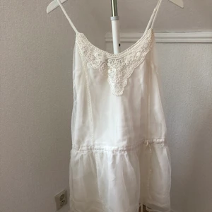 Klänning  - Klänning från Sisters Point! Aldrig använd endast legat i garderoben, prislapp kvar.   Frakt tillkommer eller så kan jag mötas upp i malmö/Arlöv/Lund 