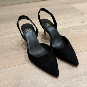 Billi Bi klackar - Låga klackar från Billi Bi som passar till både jeans, klänning och kjol! Storlek 38, aldrig använda🖤 Nypris runt 1800 kr!