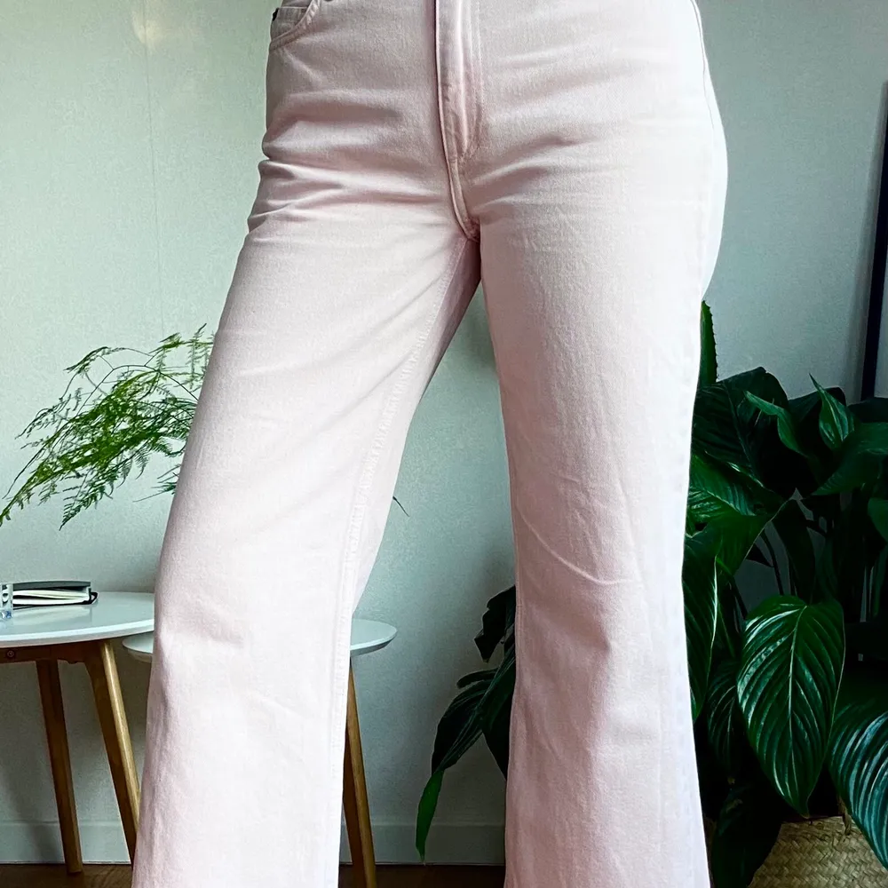 Fin somrig jeans från & Other Stories. Storlek: 28, Topp skick, Ankel längd. . Jeans & Byxor.