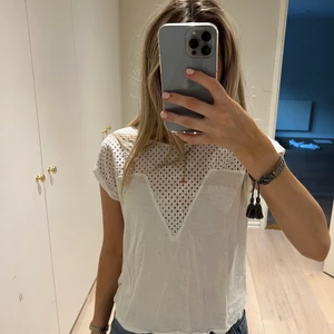 Zara tröja  - Fin t-shirt från Zara med brodering upptill🤍🤍 Inte alls t-shirt material! XS/S