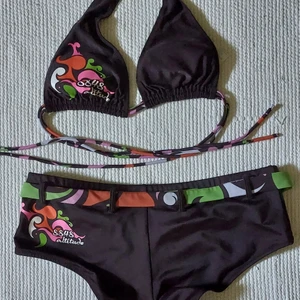 8848 Retro Bikini - Finaste bikinin!! Överdelen är strl M men justerbar förstås så passar mig som är strl S. Underdelen är märkt strl L men skulle säga att den är mer M. Släng iväg ett dm om du är intresserad!