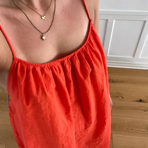 Arket klänning - Superfin klänning från arket som är helt oanvänd. Köpte för några dagar sedan i Stockholm men har nu ångrat mig och kan inte lämna tillbaka pga. Bor inte i närheten.  Prislapp sitter kvar, skriv för fler bilder💗