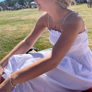 Långklänning - Säljer denna vita lång klännibg i S