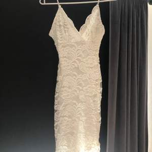 En vit super fin klänning i storlek xs. Använd en gång å i super fint skick. Tunna resår axelband. Finns i Nässjö 💕