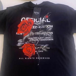 OVERSIZE T-SHIRT MED BLOMMOR - Stolek S Stick 10/10  Oanvänd lappen sitter kvar fortfarande. 