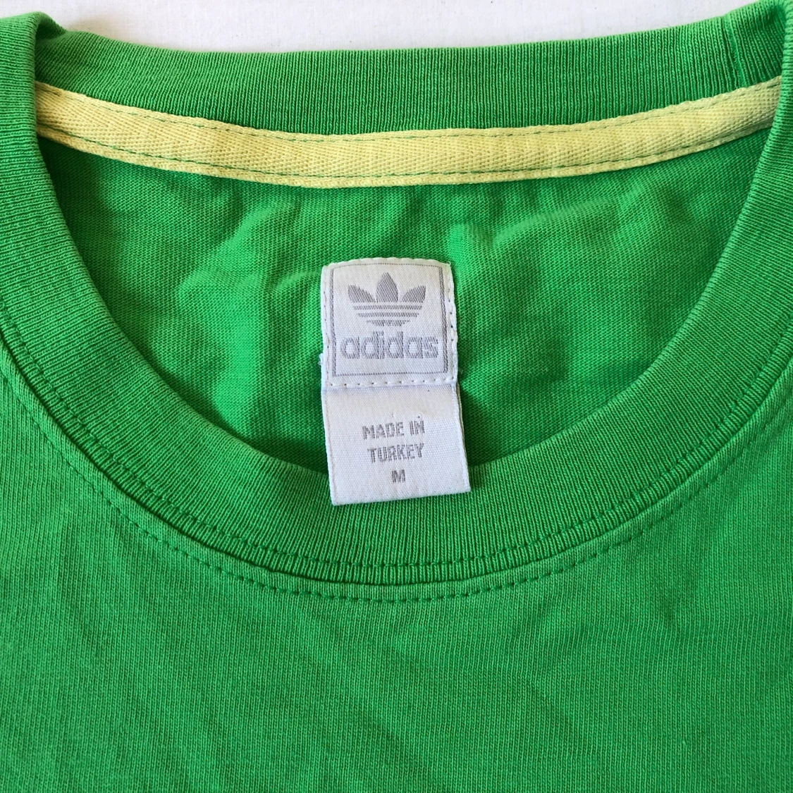 Adidas tshirt medium - 90