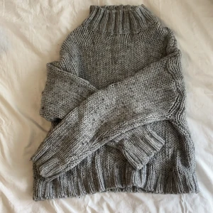 Bershka Sweater grå  - Super gullig med mörkare prickar på