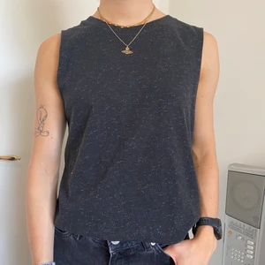 Glittrig topp - Säljer denna superfina topp som är lite silverglittrig (svårt att visa på bild). Den går både att klä upp och att ha till vardags med vanliga jeans 😙