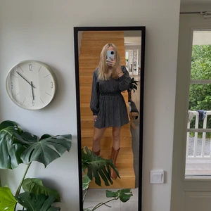 Klänning  - Helt oanvänd klänning från Zara i strl M, passar även S🧚‍♂️Lappen är kvar (se bild 3)🤍Köpt för 300kr