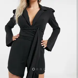 Säljer min svin snygga kostymklänning från Asos, köpt för 1378 kr men säljer för 500 kr. Super bra skick, använd en gång nyår 2021