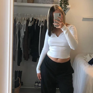 vit långärmad baby tee - vit långärmad baby tee i ribbat tyg. Bra skick❤️